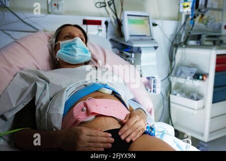 Schwanger Frau in der Wehen im Krankenhaus mit Monitoren Stockfoto