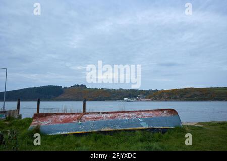 Kleines Boot an Land verankert. Passage East Waterford, Irland Stockfoto