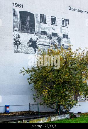 Foto von Fluchtflüchtenden 1961 an der Gedenkstätte Berliner Mauer – Open-Air-Ausstellung am Grenzstreifen in der Bernauer Straße. Mitte, Berlin Stockfoto