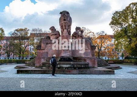 Bullenbrunnen oder Fruchtbarkeitsbrunnen, Red Stone 1930 Skulptur von Hugo Lederer am Arnswalder Platz, Prenzlauer Berg, Berlin Stockfoto