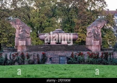 Bullenbrunnen oder Fruchtbarkeitsbrunnen, Red Stone 1930 Skulptur von Hugo Lederer am Arnswalder Platz, Prenzlauer Berg, Berlin Stockfoto