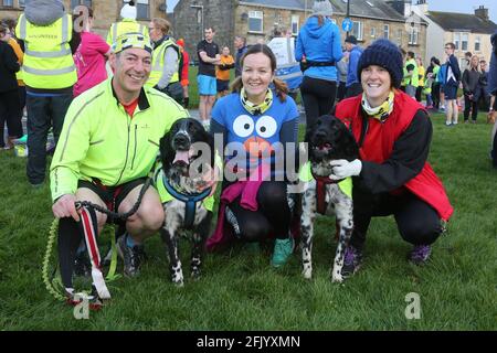 Troon 5k Park Laufen Sie entlang der Küste von Troon, Ayrshire, Schottland, Großbritannien Getting Ready Zander Beggs , Gillian Eadie, Alison Reid mit ihren Hunden Toby & Kerrlan Stockfoto