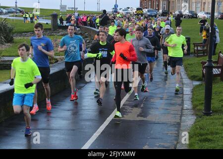 TTroon 5k Park Lauf entlang der Küste von Troon, Ayrshire, Schottland, Großbritannien unter der Führung von 17yr Keiran Cooper haben sich die Läufer auf den Weg gemacht Stockfoto