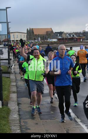 Troon 5k Park Laufen Sie entlang der Strandpromenade von Troon, Ayrshire, Schottland, Großbritannien der Läufer macht seinen Weg entlang der Promenade Stockfoto