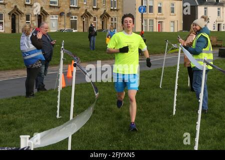 Troon 5k Park Run Along Troon Seafront, Ayrshire, Schottland, Großbritannien Keiran Cooper (17) ist der erste, der kurz vor seinem Vater Richard Cooper zurückkehrt Stockfoto