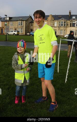 Troon 5k Park Run Along Troon Seafront, Ayrshire, Scotland, UK Keiran Cooper (17 ) wird zuerst unterstützt und ist Timing Ticket von Eilidh Cotter (10) Stockfoto