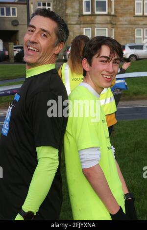 Troon 5k Park Run Along Troon Seafront, Ayrshire, Schottland, Großbritannien Keiran Cooper (17) ist der erste, der kurz vor seinem Vater Richard Cooper zurückkehrt Stockfoto