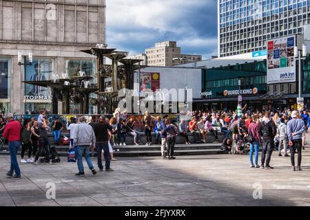 Menschenmenge um den Brunnen, der 1970 von Walter Womacka entworfen wurde, um den 21. Jahrestag der Gründung der DDR, Alexanderplatz, Mitte-Berlin, zu zelebrieren Stockfoto