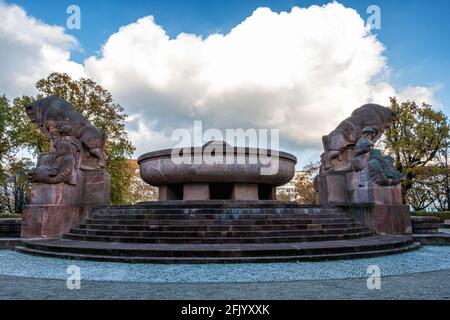 Bullenbrunnen oder Fruchtbarkeitsbrunnen, Red Stone 1930 Skulptur von Hugo Lederer am Arnswalder Platz, Prenzlauer Berg, Berlin Stockfoto