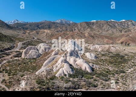 CAJON PASS, CALIFORNIA, USA - Mär 09, 2021: Mormon Rocks, eine einzigartige Formation von Felsbrocken, die durch tektonische Aktivität geprägt sind, steht im Foregrou Stockfoto