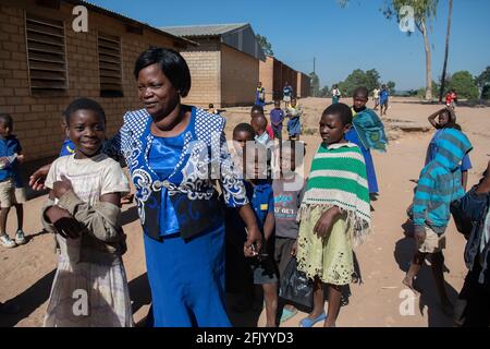 Mzuzu, Malawi. 30-05-2018. Eine Gruppe von Afro-Schülern folgt ihrem Lehrer auf dem Gelände der Schule in Malawi. Stockfoto