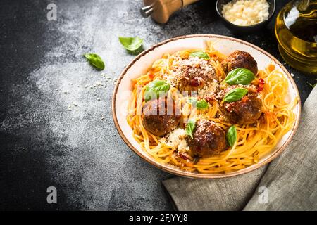 Pasta mit Fleischbällchen in Tomatensauce. Stockfoto