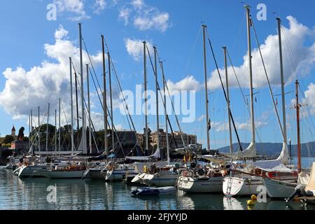 Die Boote legten unter der Altstadt von Korfu an. Im Hintergrund sind die italienische Architektur am Meer und die Kirche St. Spyridon zu sehen. September. Stockfoto