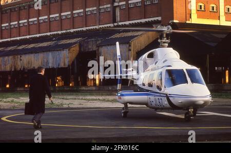 Der Geschäftsmann John Broome fliegt zum Entwicklungsstandort des Battersea Power Station London 1988 Stockfoto