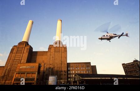 Der Geschäftsmann John Broome fliegt zum Entwicklungsstandort des Battersea Power Station London 1988 Stockfoto