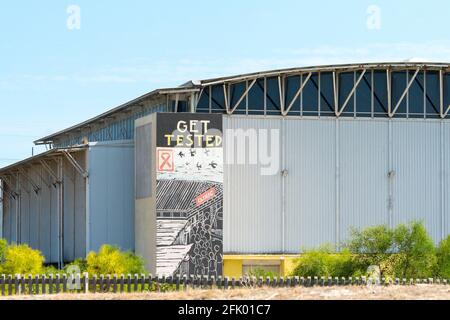 HIV AIDS Wandbild auf einem Gebäude in Südafrika AS Eine Kampagne zur Sensibilisierung der Öffentlichkeit, um getestet Konzept Gesundheit und Medizin in Afrika Stockfoto