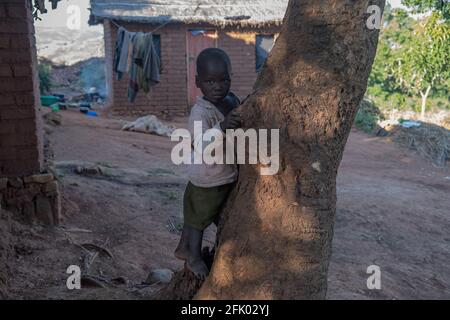 Mzuzu, Malawi. 30-05-2018. Porträt eines ernsthaften schwarzen Jungen vor seinem Haus in einem ländlichen Dorf in Malawi. Stockfoto