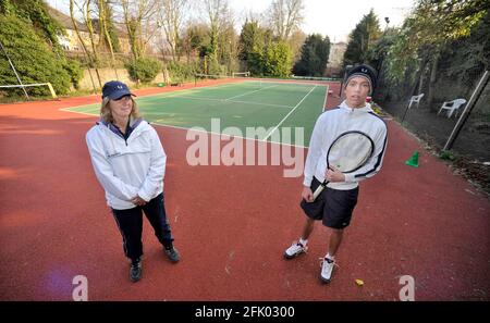 Sandra golding und Sohn Oliver auf dem Tennisplatz hinter ihrem Garten in Twickenham. 21/3/09. BILD DAVID ASHDOWN Stockfoto