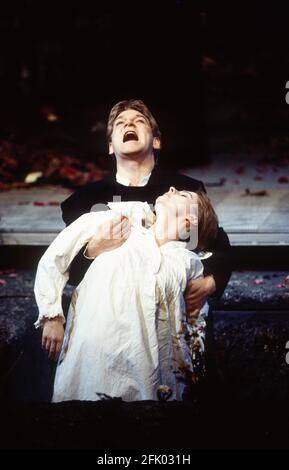 Joanne Pearce (Ophelia), Kenneth Branagh (Hamlet) in HAMLET von Shakespeare in der Royal Shakespeare Company (RSC), Barbican Theatre, London EC1 18/12/1992 Design: Bob Crowley Beleuchtung: Alan Burrett Kämpfe: Malcolm Ranson Bewegung: Susanne Lefton Regie: Adrian Noble Stockfoto