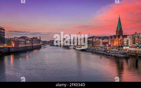 Sonnenuntergang an der Weser in der Bremer Altstadt Stockfoto