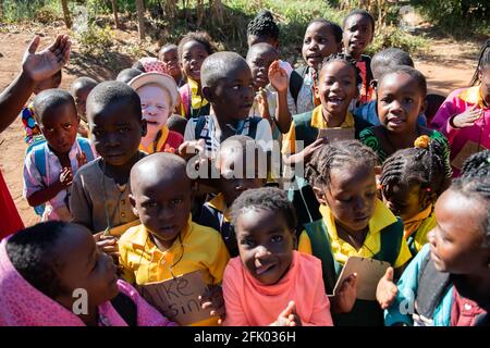 Mzuzu, Malawi. 30-05-2018. Eine Gruppe von schwarzen Kindern und einem Albino, der vor ihrer Schule in Malawi lächelnd vor der Kamera steht. Stockfoto