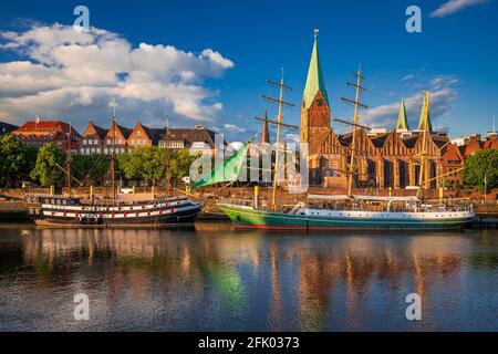 Historische Stadt Bremen mit alten Segelschiffen an der Weser Stockfoto