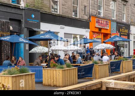 Dundee, Tayside, Schottland 26. April 2021: Pubs mit Biergärten im gesamten Stadtzentrum von Dundee geöffnet, während die schottische Regierung die Sperrungsbeschränkungen lockern, die eine Öffnung der Geschäfte und eine gewisse Normalität für das Leben der Menschen mit sich bringen. Stockfoto
