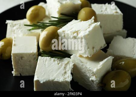 Feta-Käsestücke, Oliven und Rosmarin, Nahaufnahme Stockfoto