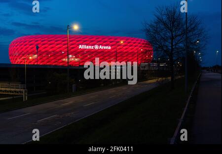 München, Deutschland. April 2021. Die Allianz Arena leuchtet während des Bundesliga-Spiels zwischen Bayern München und Bayer Leverkusen. Quelle: Sven Hoppe/dpa/Alamy Live News Stockfoto