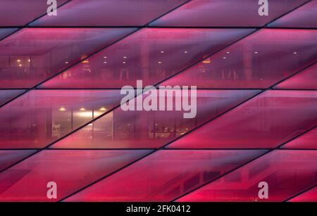 München, Deutschland. April 2021. Die Allianz Arena leuchtet während des Bundesliga-Spiels zwischen Bayern München und Bayer Leverkusen. Quelle: Sven Hoppe/dpa/Alamy Live News Stockfoto