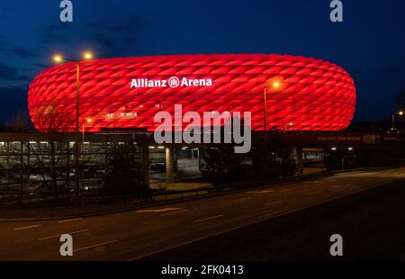 München, Deutschland. April 2021. Die Allianz Arena leuchtet während des Bundesliga-Spiels zwischen Bayern München und Bayer Leverkusen. Quelle: Sven Hoppe/dpa/Alamy Live News Stockfoto