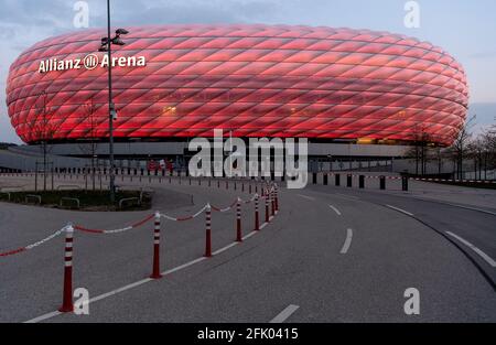 München, Deutschland. April 2021. Die Allianz Arena leuchtet während des Bundesliga-Spiels zwischen Bayern München und Bayer Leverkusen. Quelle: Sven Hoppe/dpa/Alamy Live News Stockfoto
