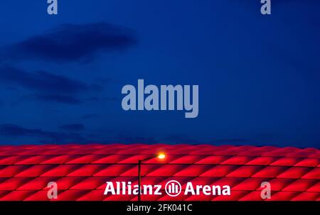 München, Deutschland. April 2021. Die Allianz Arena leuchtet während des Bundesliga-Spiels zwischen Bayern München und Bayer Leverkusen. Quelle: Sven Hoppe/dpa/Alamy Live News Stockfoto