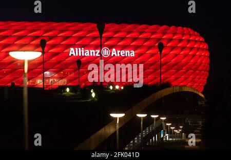 München, Deutschland. April 2021. Die Allianz Arena leuchtet während des Bundesliga-Spiels zwischen Bayern München und Bayer Leverkusen. Quelle: Sven Hoppe/dpa/Alamy Live News Stockfoto