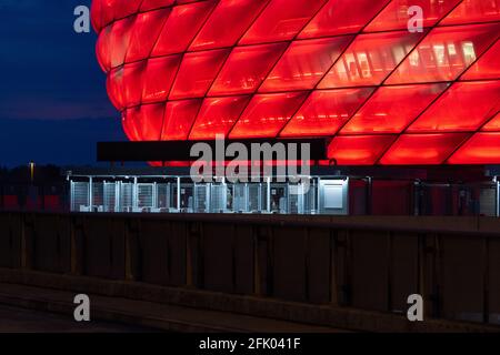 München, Deutschland. April 2021. Die Allianz Arena leuchtet während des Bundesliga-Spiels zwischen Bayern München und Bayer Leverkusen. Quelle: Sven Hoppe/dpa/Alamy Live News Stockfoto
