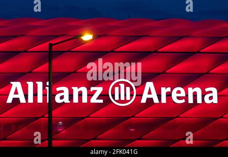 München, Deutschland. April 2021. Die Allianz Arena leuchtet während des Bundesliga-Spiels zwischen Bayern München und Bayer Leverkusen. Quelle: Sven Hoppe/dpa/Alamy Live News Stockfoto
