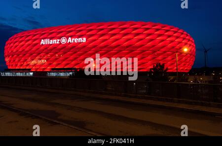 München, Deutschland. April 2021. Die Allianz Arena leuchtet während des Bundesliga-Spiels zwischen Bayern München und Bayer Leverkusen. Quelle: Sven Hoppe/dpa/Alamy Live News Stockfoto