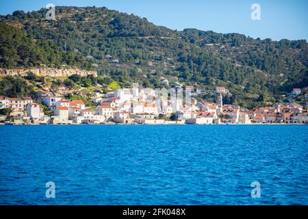 Blick vom Wasser der mediterranen Stadt Vis ohne Touristen. Yachtind Destination, Insel Vis, Kroatien Stockfoto