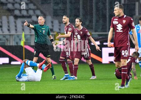 Turin, Italien. April 2021. Schiedsrichter Paolo Valeri sah während der Seria EIN Spiel zwischen dem FC Turin und dem SSC Napoli im Stadio Grande Torino in Turin, Italien. (Foto: Gonzales Photo/Alamy Live News Stockfoto