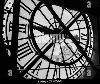 PARIS, FRANKREICH - 6. APRIL 2014: Eine Uhr mit römischen Ziffern im Museum D'Orsay und der Blick auf den Louvre. Stockfoto