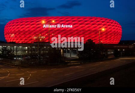 München, Deutschland. April 2021. Die Allianz Arena leuchtet während des Bundesliga-Spiels zwischen Bayern München und Bayer Leverkusen. Quelle: Sven Hoppe/dpa/Alamy Live News Stockfoto