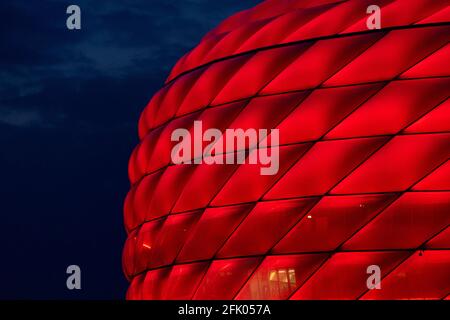 München, Deutschland. April 2021. Die Allianz Arena leuchtet während des Bundesliga-Spiels zwischen Bayern München und Bayer Leverkusen. Quelle: Sven Hoppe/dpa/Alamy Live News Stockfoto