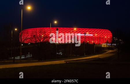 München, Deutschland. April 2021. Die Allianz Arena leuchtet während des Bundesliga-Spiels zwischen Bayern München und Bayer Leverkusen. Quelle: Sven Hoppe/dpa/Alamy Live News Stockfoto