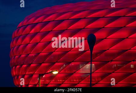 München, Deutschland. April 2021. Die Allianz Arena leuchtet während des Bundesliga-Spiels zwischen Bayern München und Bayer Leverkusen. Quelle: Sven Hoppe/dpa/Alamy Live News Stockfoto