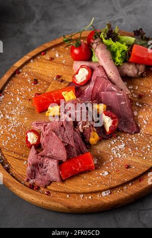 Vorspeisen Tisch mit verschiedenen Antipasti, grisini, Nussbaum, Snacks Stockfoto