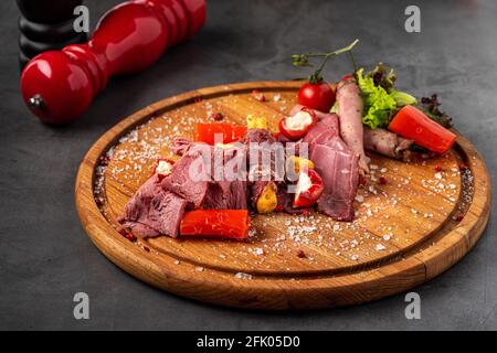 Vorspeisen Tisch mit verschiedenen Antipasti, grisini, Nussbaum, Snacks Stockfoto