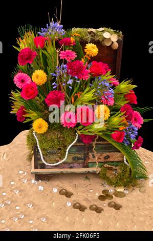 Blumenarrangement in Schatztruhen bei der Southport Flower Show Stockfoto