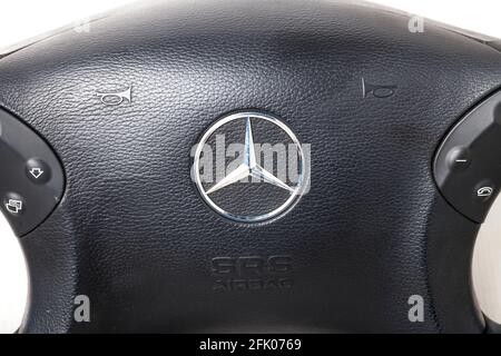 Nowosibirsk, Russland - 10.30.2020: Ersatzteil- und Innenelement aus einem Mercedes-Benz Autofahrer-Lenkrad auf weißem, isoliertem Hintergrund. Automatisch Stockfoto