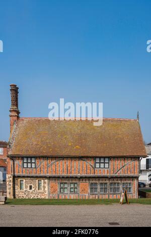 Moot Hall Aldeburgh, Blick auf die aus dem 16. Jahrhundert stammende Moot Hall, heute das Stadtmuseum, liegt an der Küste in Aldeburgh, Suffolk, England, Großbritannien Stockfoto