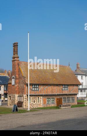 Aldeburgh Museum, Blick auf die Moot Hall aus dem 16. Jahrhundert, heute das Stadtmuseum, liegt an der Küste in Aldeburgh, Suffolk, England, Großbritannien Stockfoto